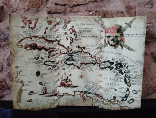 Cuadro elaborado en tres piezas por separado i cosidas con cuerda